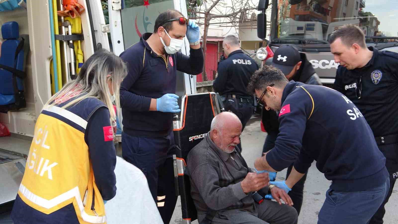 Antalya’da çıkan yangında 2 kişi dumandan etkilendi