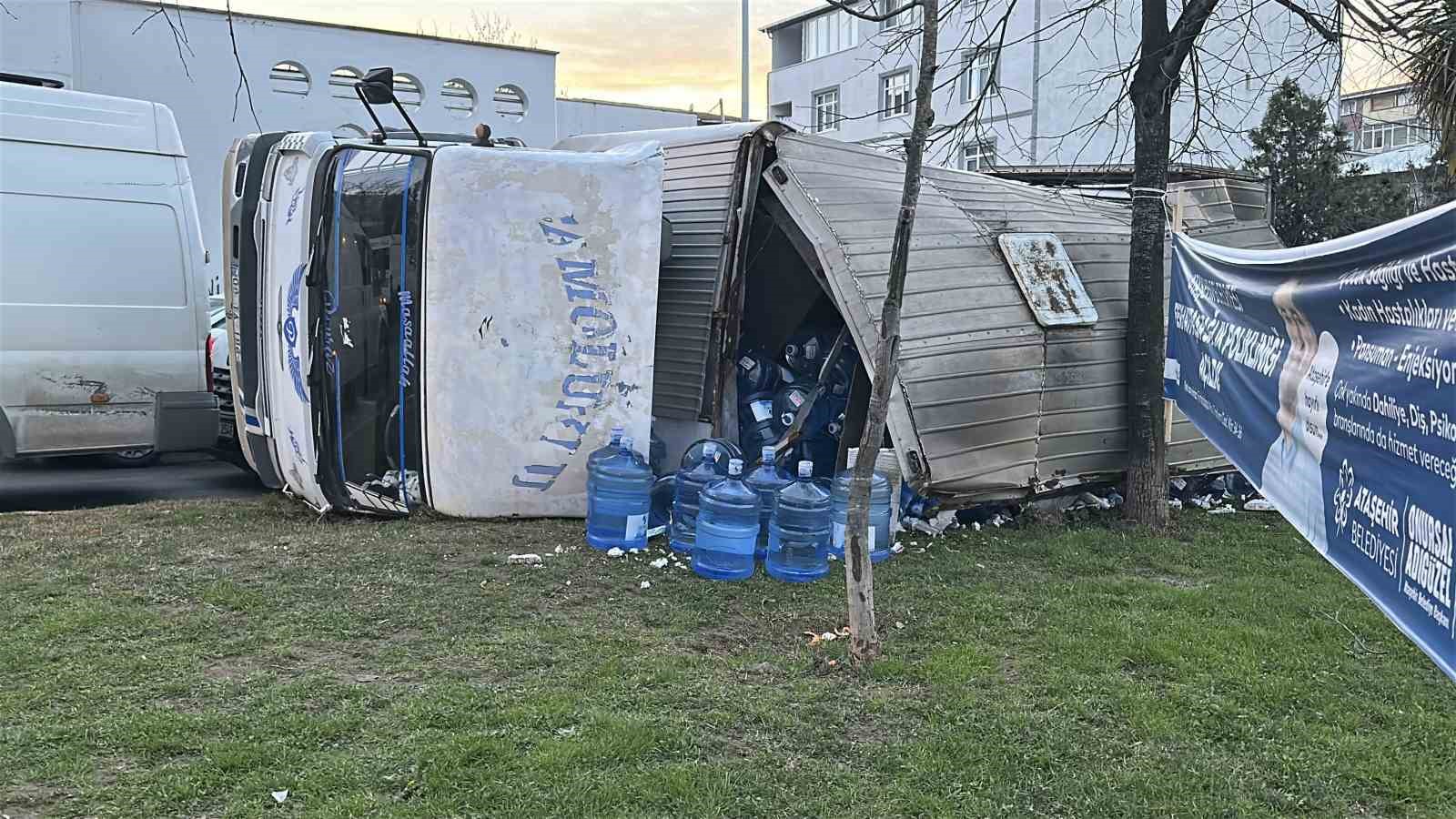 Ataşehir&rsquo;de freni patlayan kamyonet devrildi
