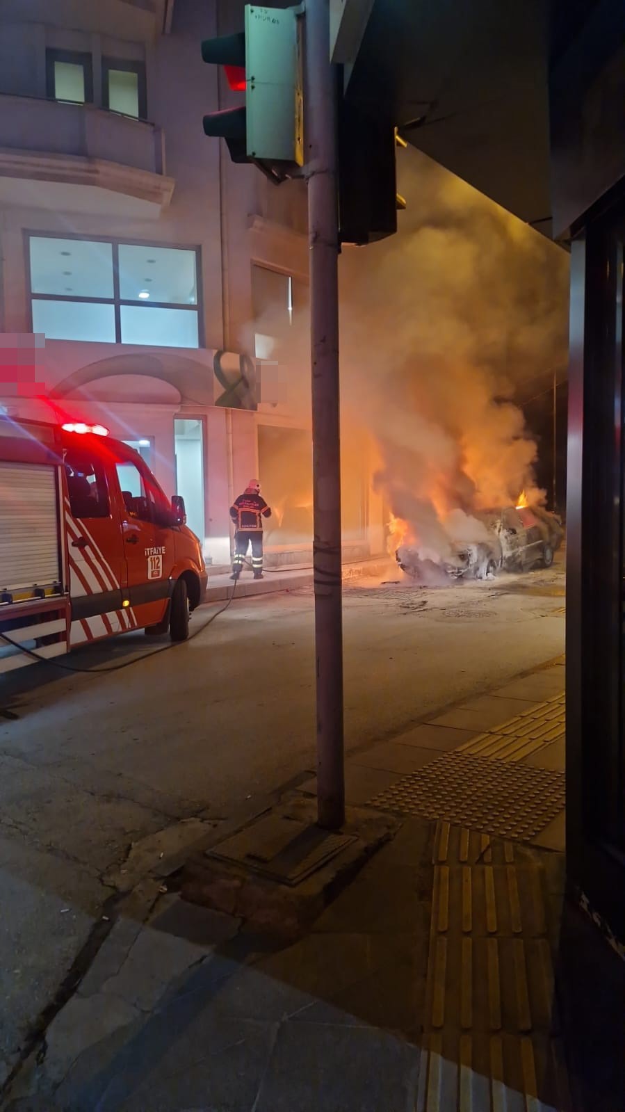 Seyir halindeki otomobil alev alev yandı
