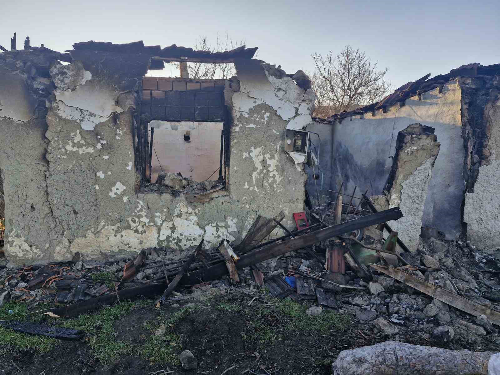 K&ouml;yde yalnız yaşıyordu, k&uuml;le d&ouml;nen evde cesedi bulundu
