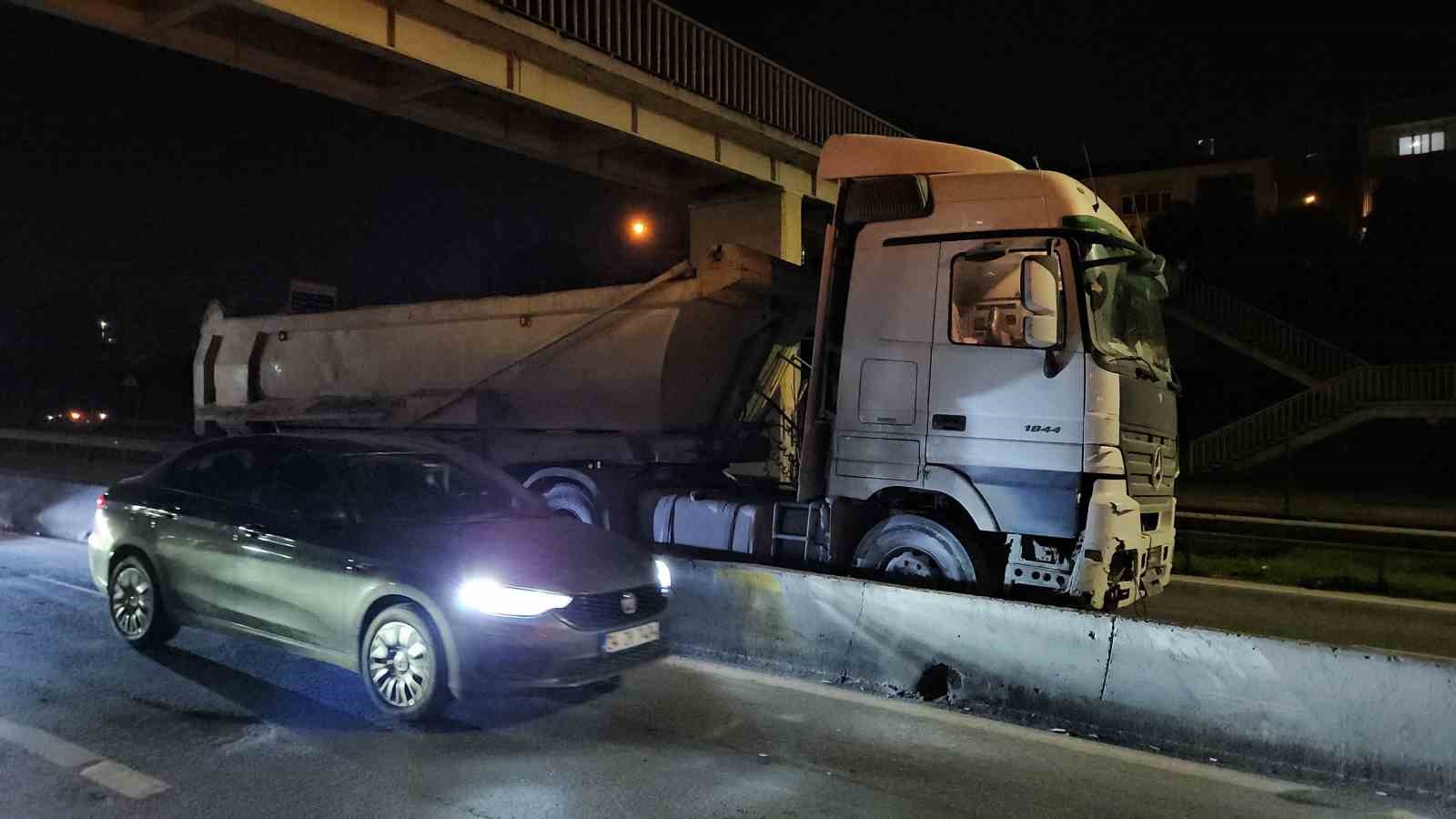 Kağıthane’de kontrolden çıkan hafriyat kamyonu beton bariyerlere çıktı