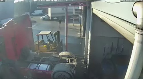 Tır, dorsesine takılı kalan otomobili metrelerce sürükledi