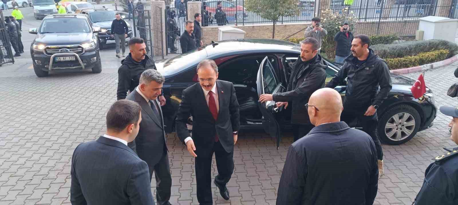 Siirt Belediyesine kayyum olarak görevlendirilen Vali Kızılkaya, belediyeye geçti