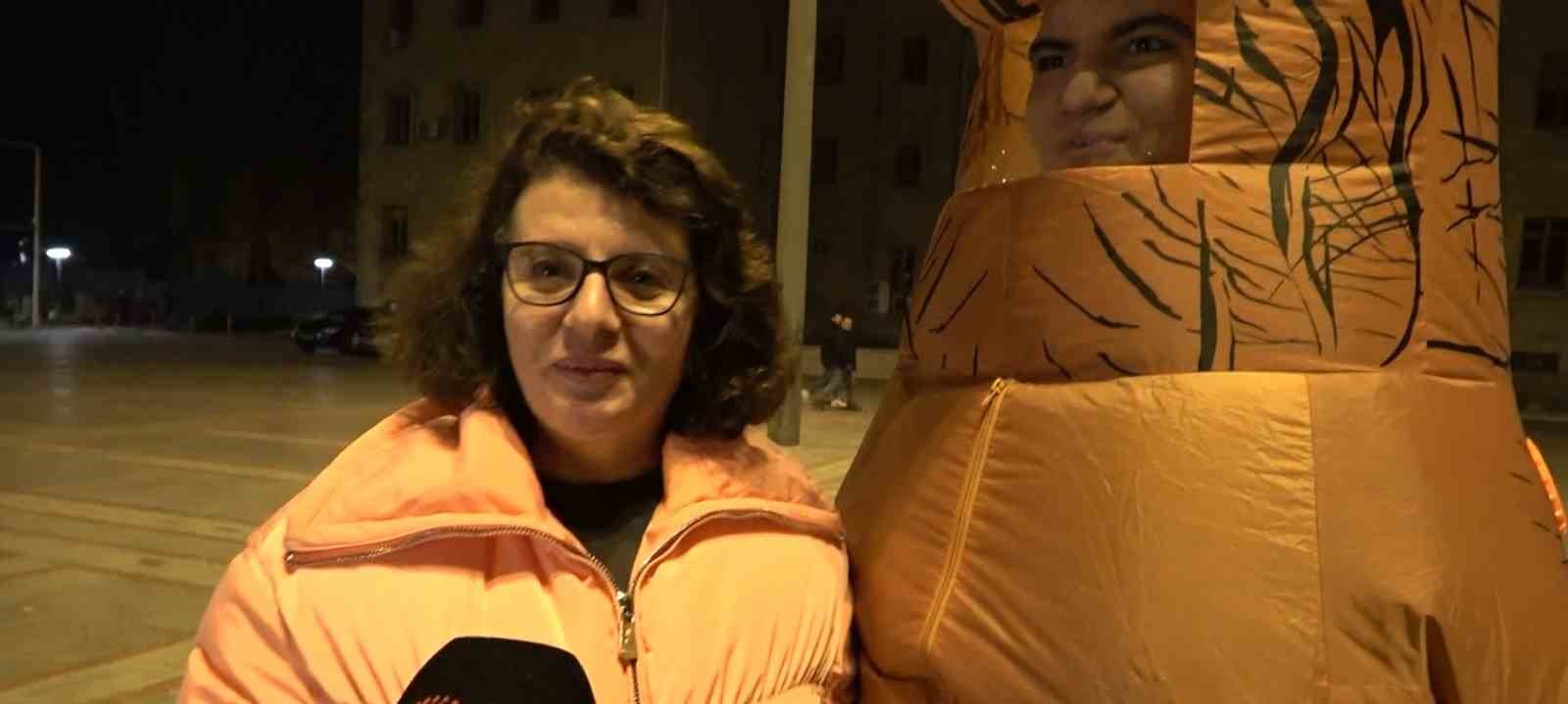 Isparta&rsquo;da GBT&rsquo;ye takılan dinozor kost&uuml;ml&uuml; gen&ccedil;, polis ekiplerini hem şaşırttı hem g&uuml;l&uuml;msetti
