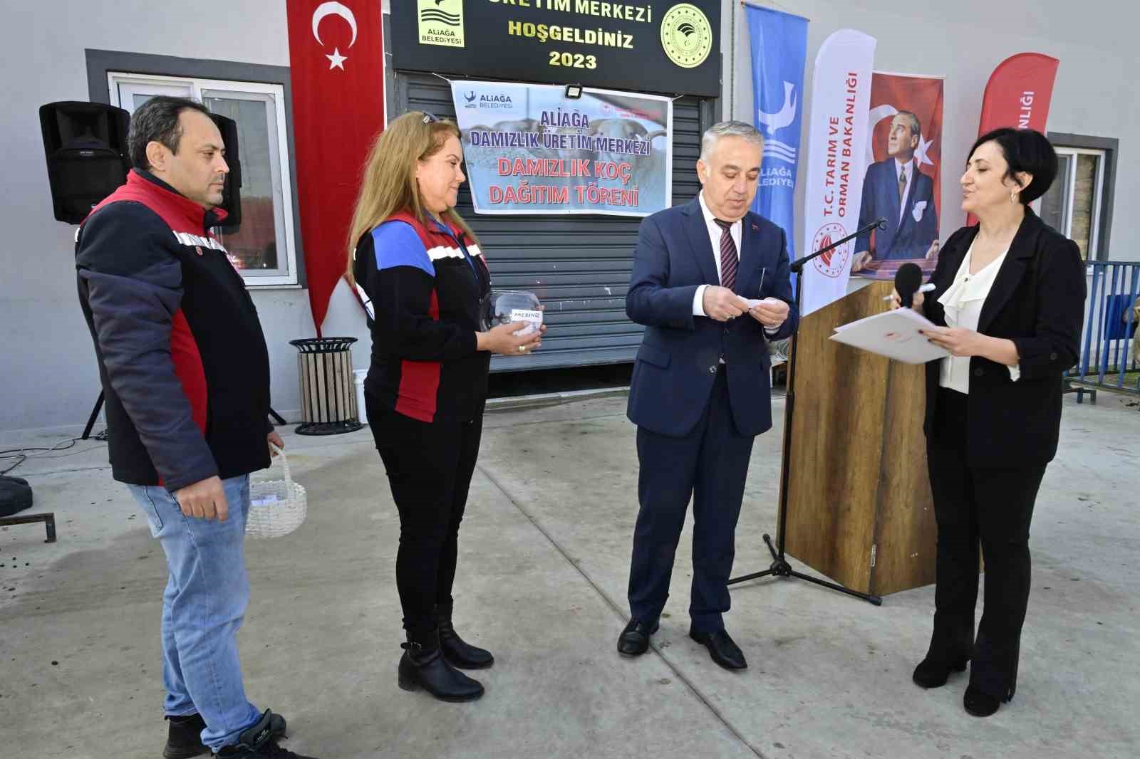 Aliağa&rsquo;da 50 adet damızlık ko&ccedil;, yetiştiricilere teslim edildi
