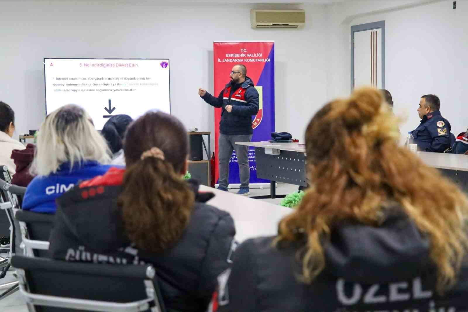 Jandarma ekiplerinden firma &ccedil;alışanlarına seminer
