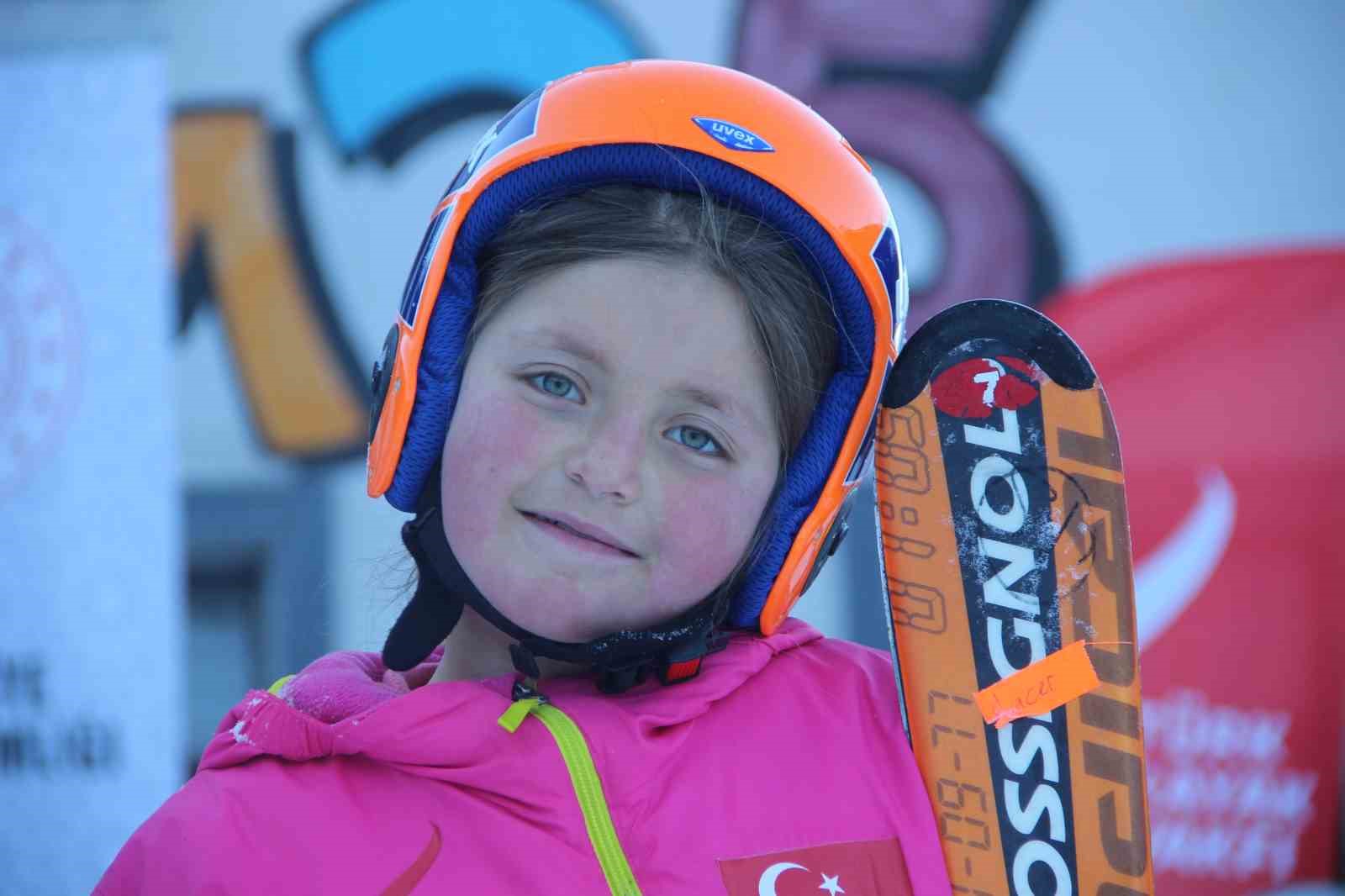 Köy çocukları Palandöken’de kayakla tanıştı