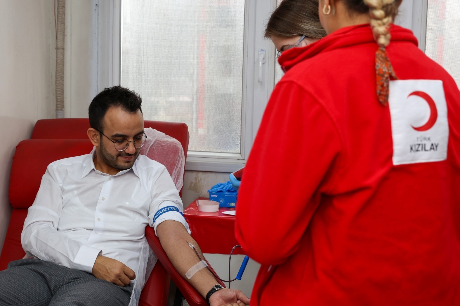 Yunusemre Belediye personelinden Kızılaya kan bağışı