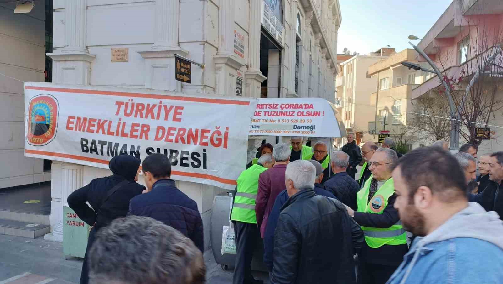 Batman&rsquo;da emeklilerden 2 bin kişilik &uuml;cretsiz &ccedil;orba ikramı
