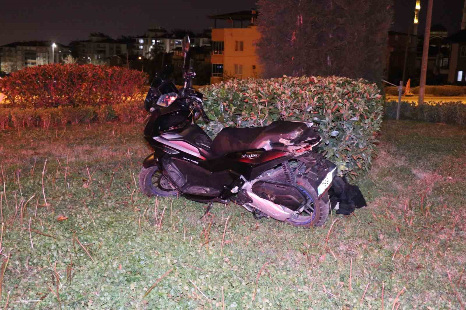 Kazada kafasını kaldırıma vuran genç motosiklet sürücüsü ağır yaralandı