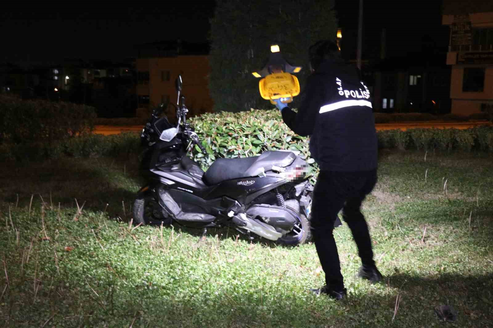 Kazada kafasını kaldırıma vuran genç motosiklet sürücüsü ağır yaralandı