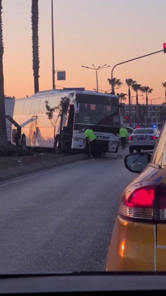 Metro Turizm yolcu otobüsü otomobil ile çarpışıp refüje çıktı
