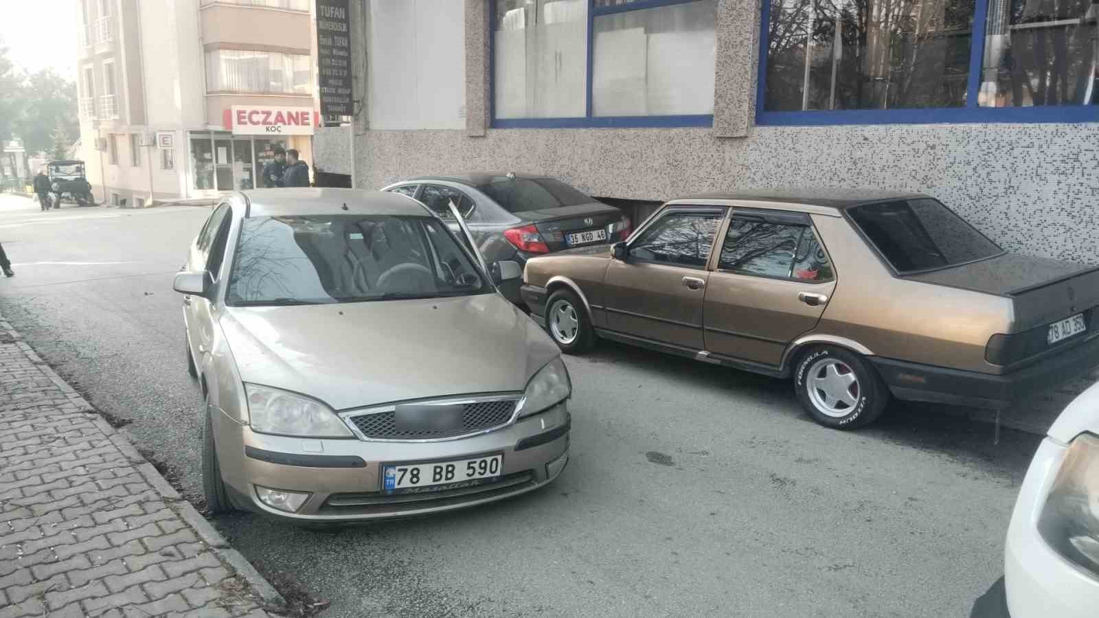 Park halindeki otomobile böyle çarptı: 2 yaralı
