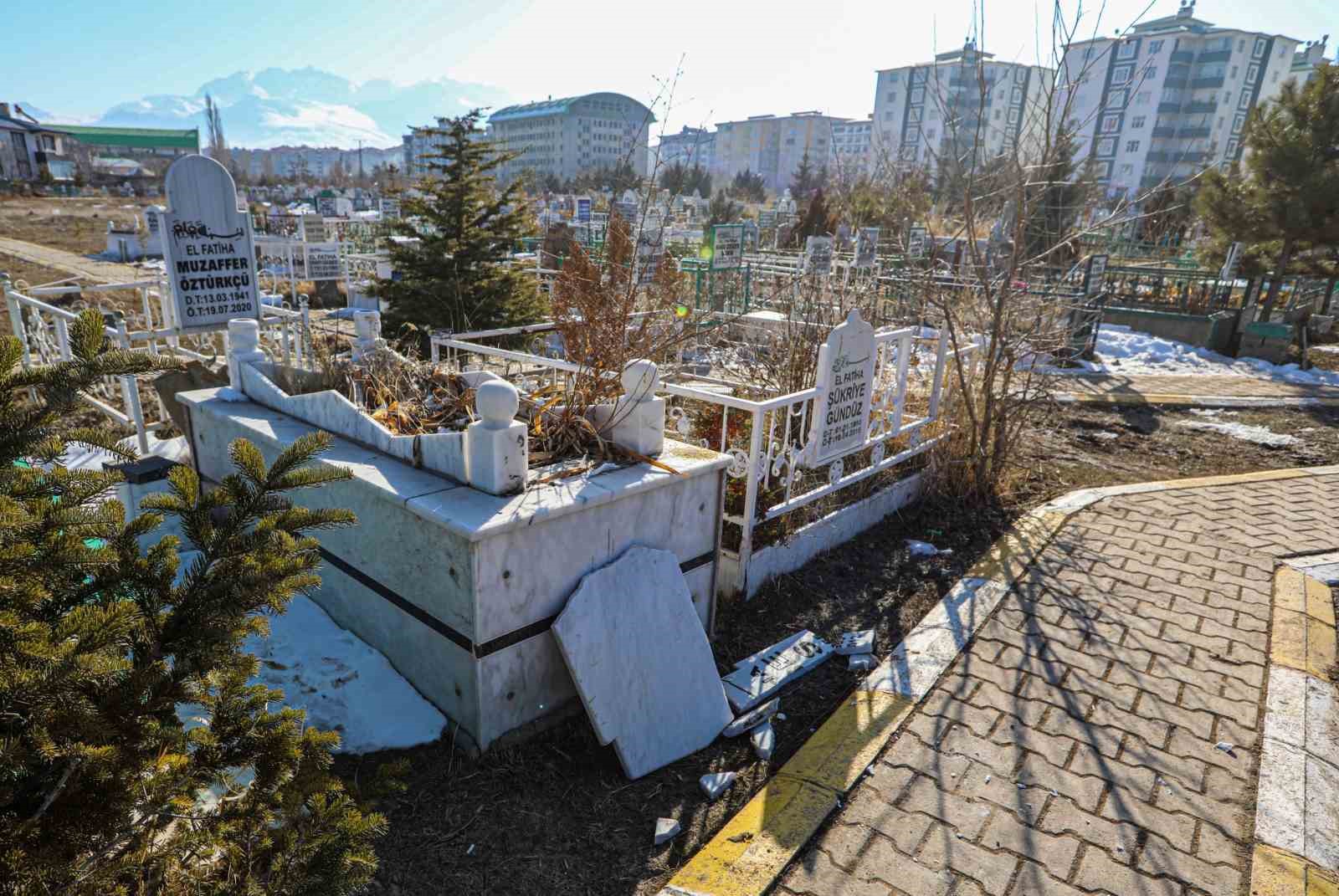 Van’da mezarlığa saldırı: Onlarca mezar tahrip edildi