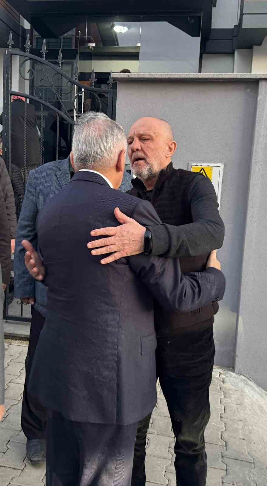 Binali Yıldırım’dan yangında hayatını kaybeden 8 kişilik ailenin yakınlarına taziye ziyareti
