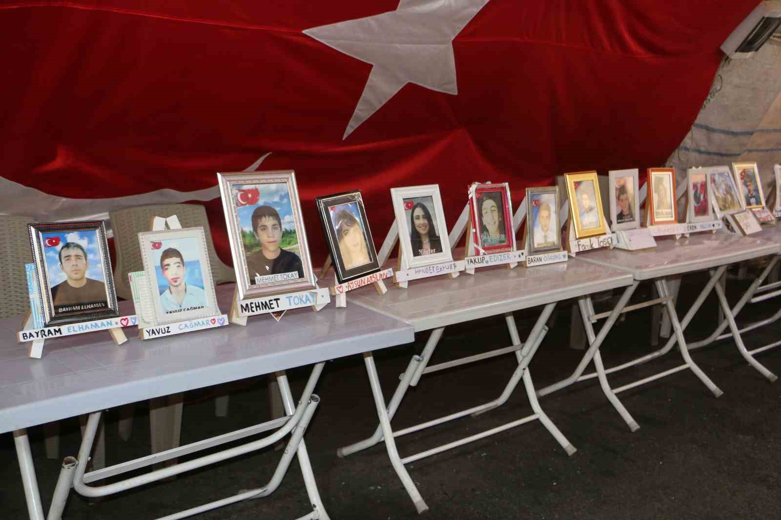 Evlatlarına kavuşan anneler, n&ouml;betteki annelere destek olmaya devam ediyor
