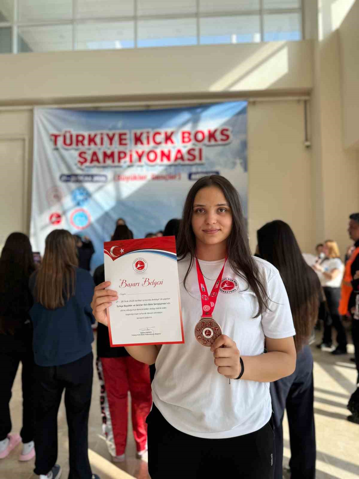 Kick Boks Türkiye Şampiyonası’nda Niğde’ye 3 madalya