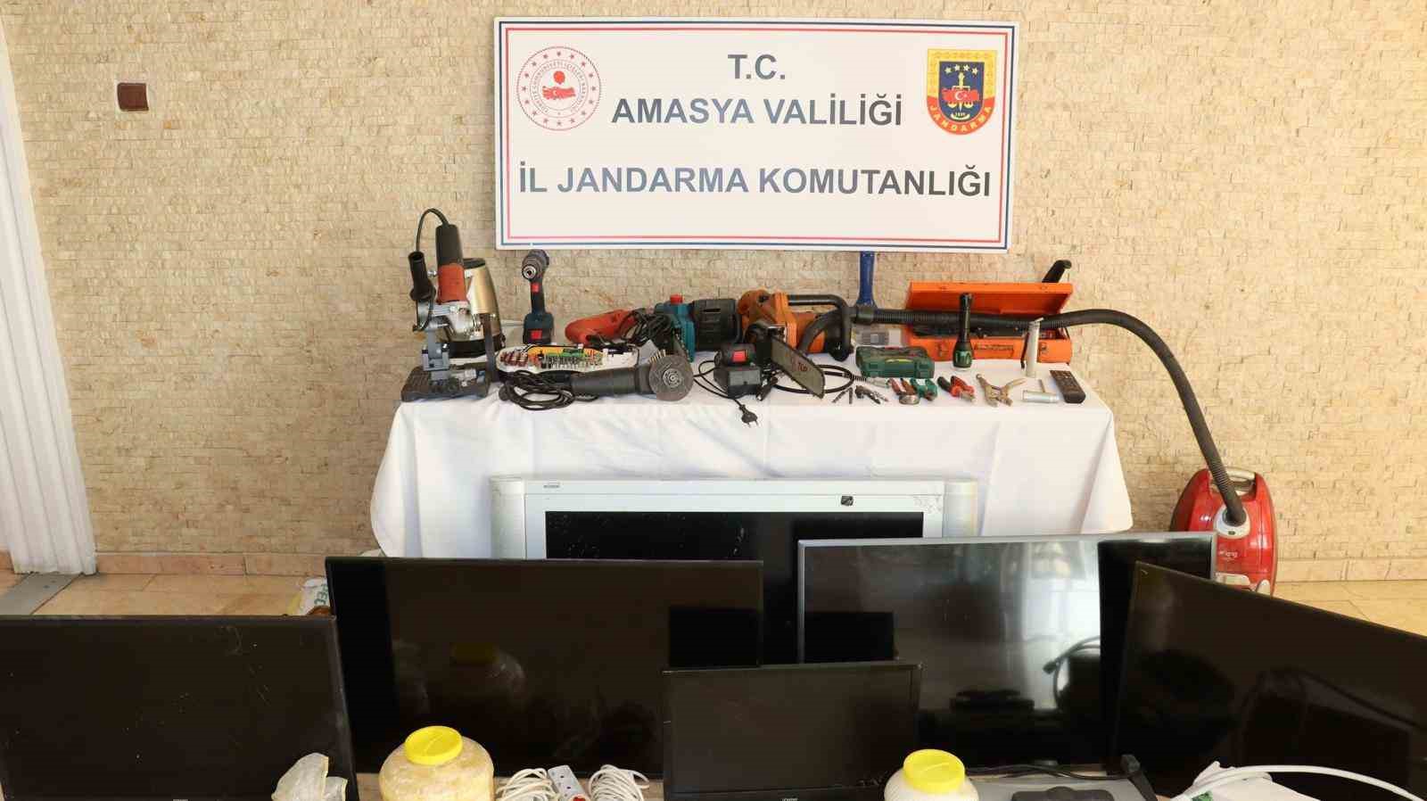 Amasya&rsquo;da girdikleri bir evdeki b&uuml;t&uuml;n eşyaları &ccedil;alan hırsızlar Samsun&rsquo;da yakalandı

