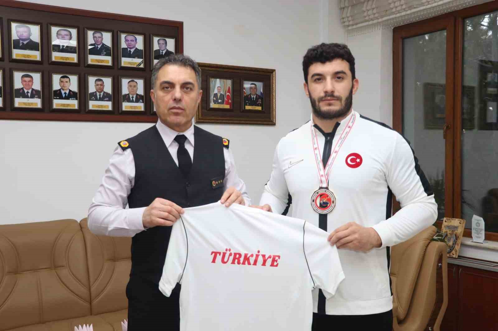 Yozgatlı güreşçi hem Türkiye şampiyonu oldu hem centilmenlik ödülü aldı