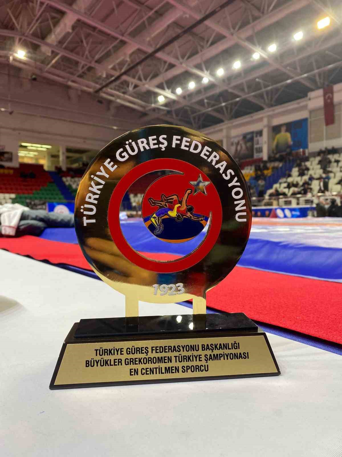 Yozgatlı g&uuml;reş&ccedil;i hem T&uuml;rkiye şampiyonu oldu hem centilmenlik &ouml;d&uuml;l&uuml; aldı
