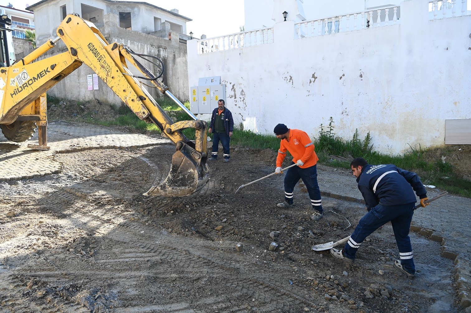 Kuşadası&rsquo;nda t&uuml;m mahallelere eşit ve kaliteli hizmet gidiyor
