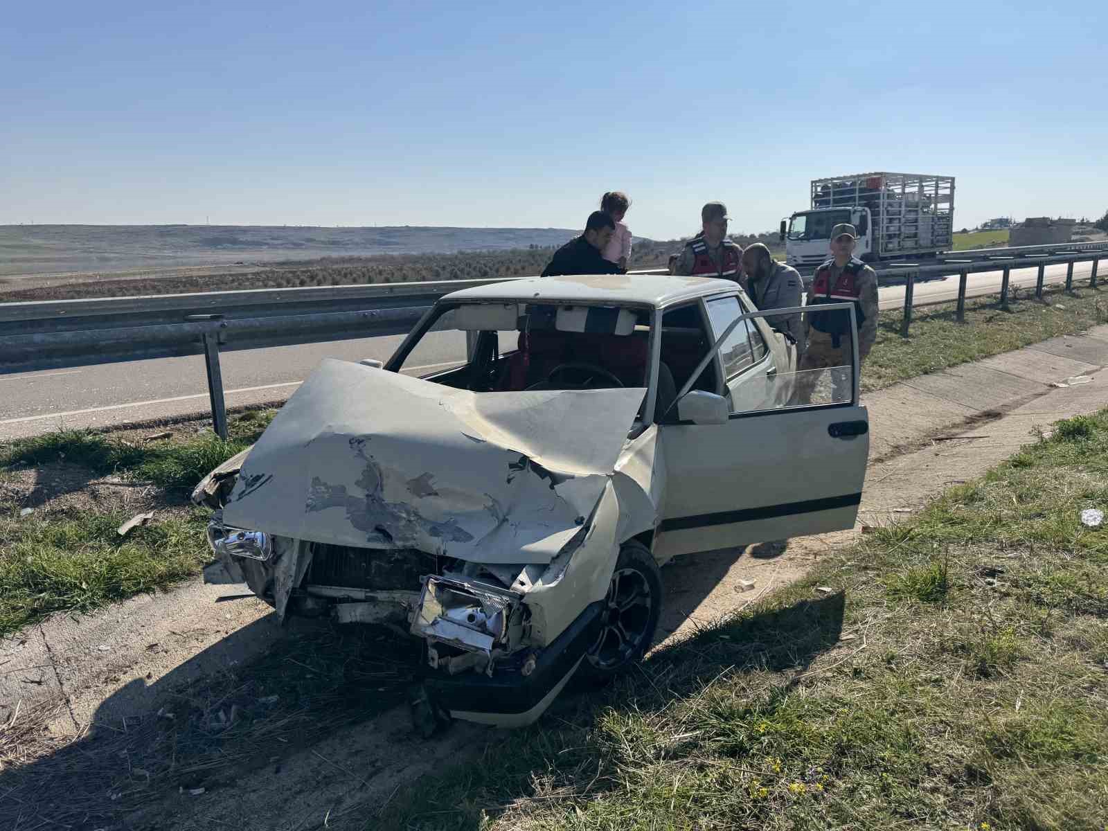 Kilis’te bariyerlere çarpan otomobildeki 2 kişi yaralandı
