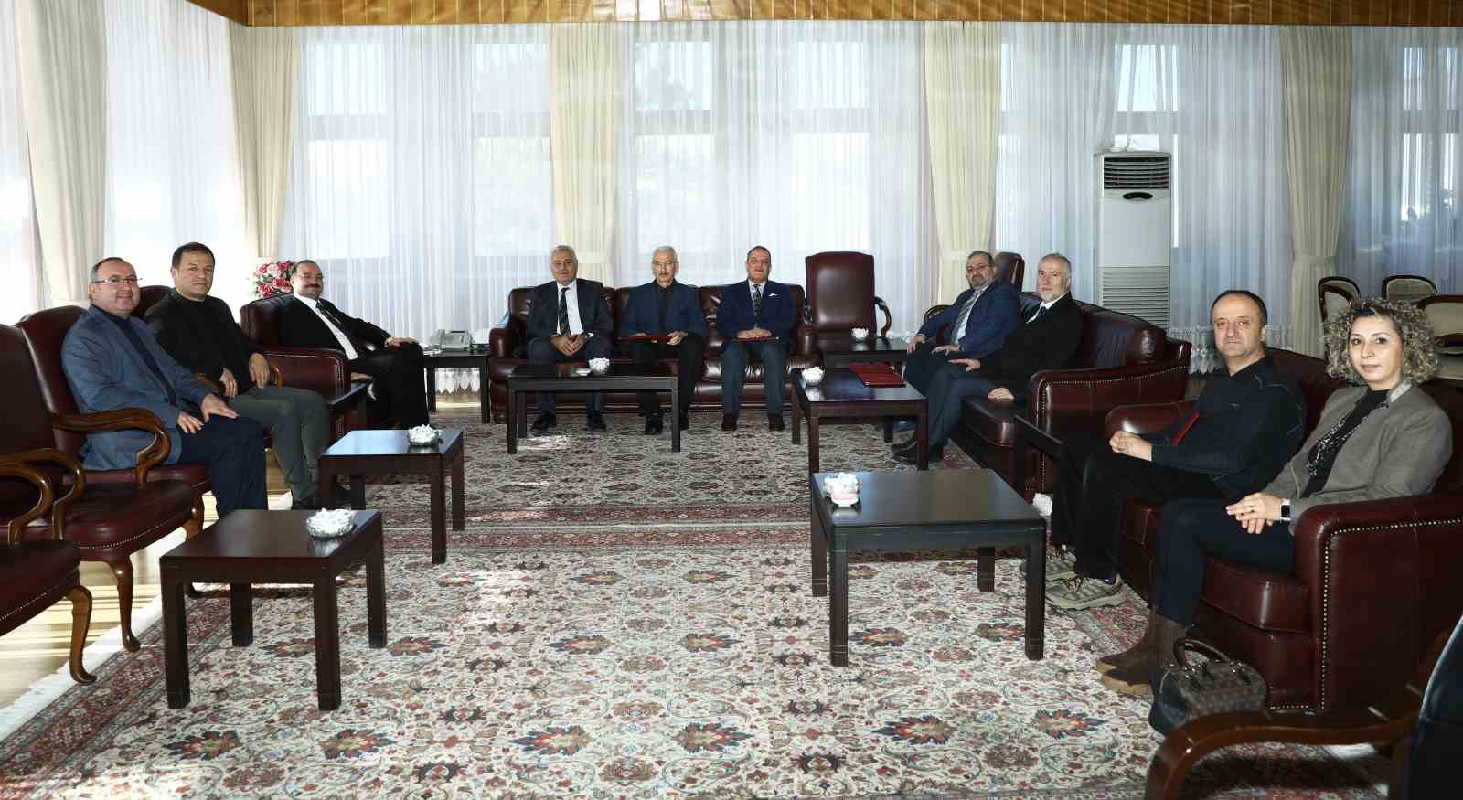 Akredite olan b&ouml;l&uuml;mler belgelerini teslim aldı
