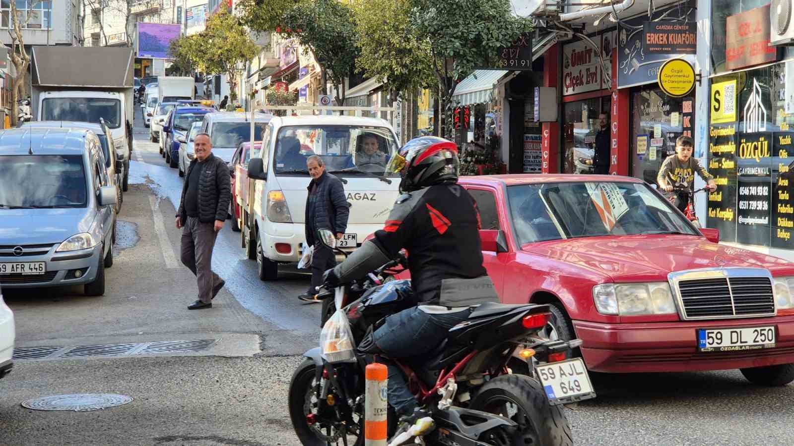 Tekirdağ&rsquo;da dar sokaklarda trafik &ccedil;ilesi

