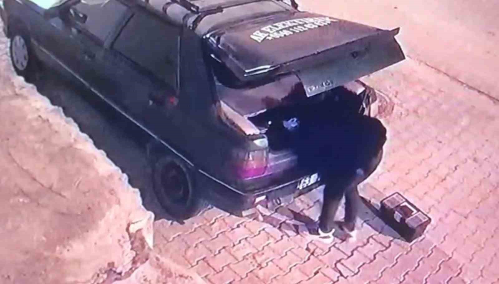 Şanlıurfa&rsquo;da park halindeki otomobilden hırsızlık
