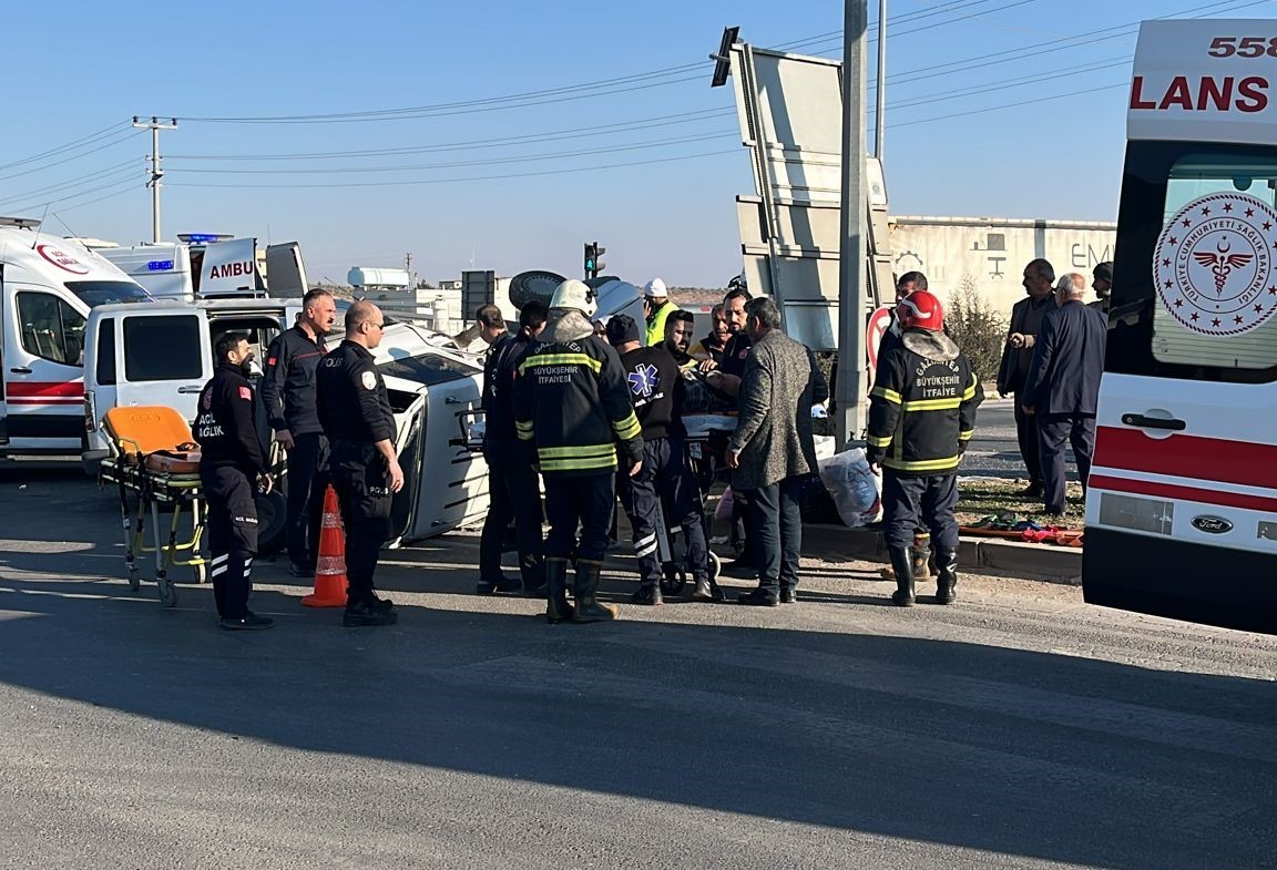 Gaziantep’te 2 aracın kavşakta çarpıştığı kaza kamerada: 14 yaralı
