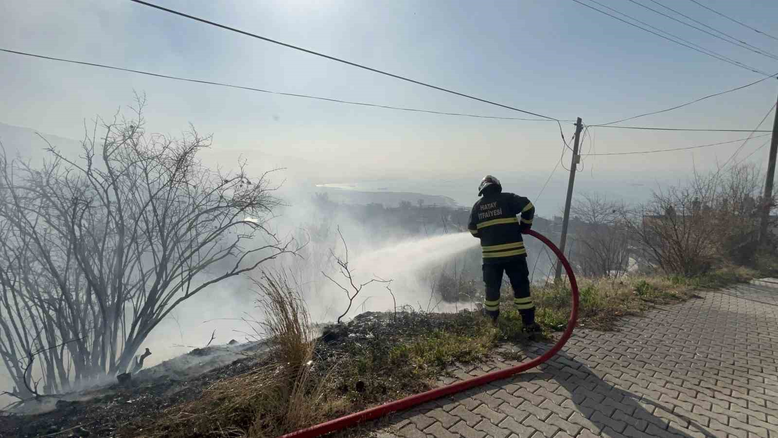 İskenderun&rsquo;da bah&ccedil;e yangını
