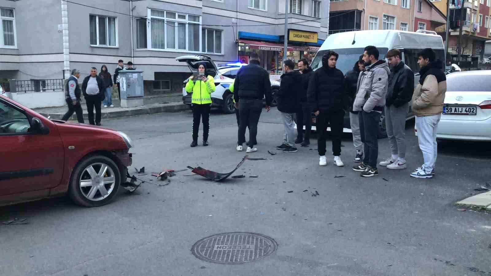 Otomobille motosikletin &ccedil;arpıştığı kaza ara&ccedil; kamerasına yansıdı
