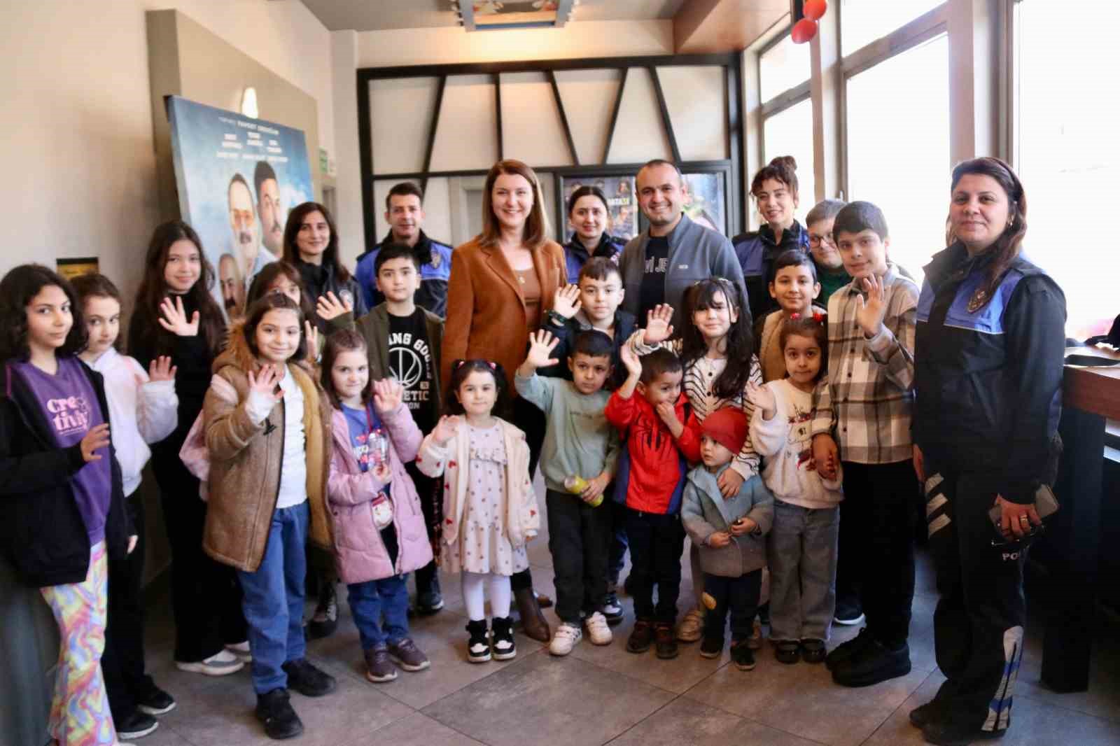 Polis çocukları sinema etkinliğinde bir araya geldi