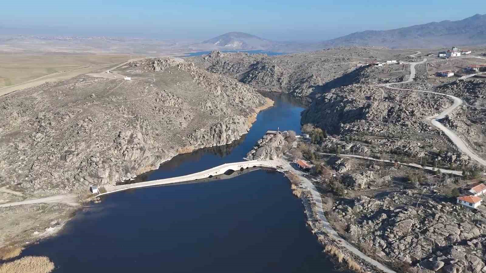 Selçuklu yadigarı Çeşnigir Köprüsü ve kanyonu havadan görüntülendi