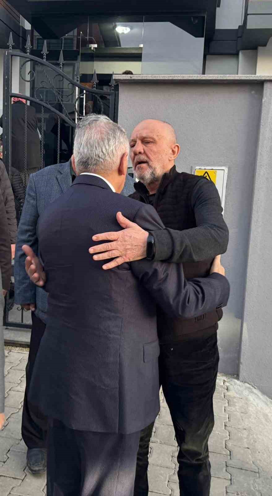 Binali Yıldırım&rsquo;dan yangında hayatını kaybeden 8 kişilik ailenin yakınlarına taziye ziyareti
