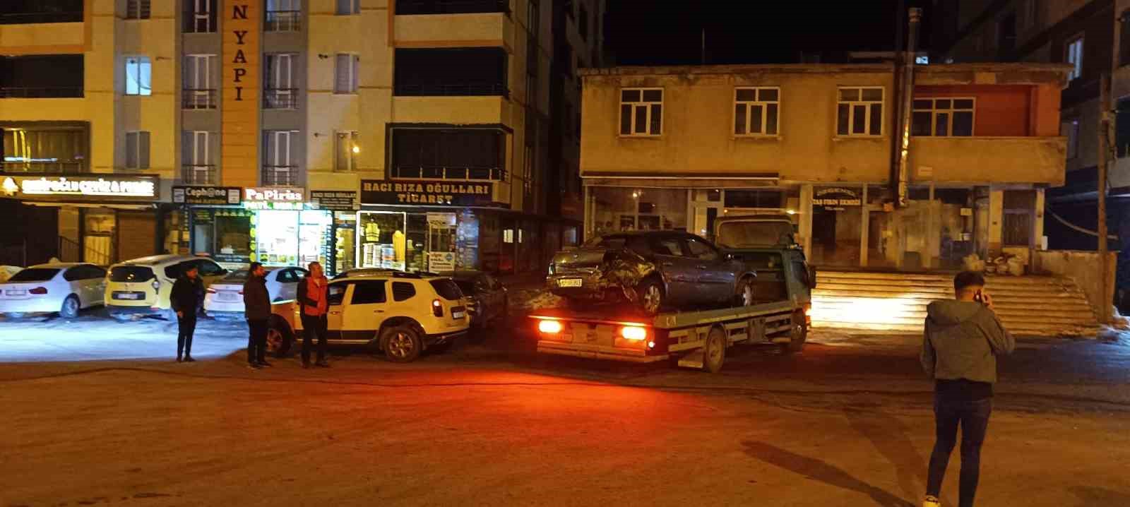 Bitlis’te 3 araçlı zincirleme trafik kazası: 2’si ağır 4 yaralı
