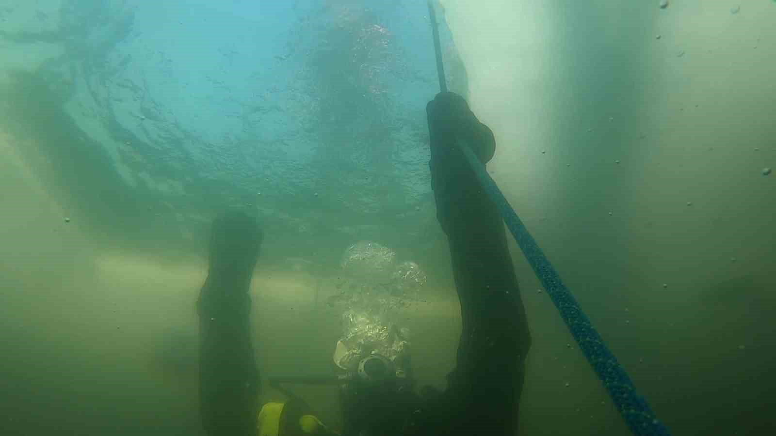 SAK timleri buz gibi g&ouml;lete dalış yaptı
