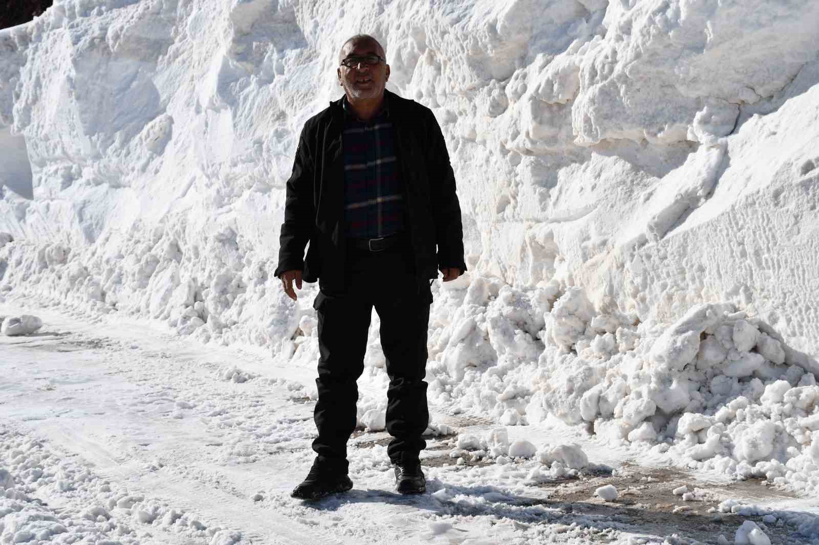 Kar kaplanları &ccedil;ığlara meydan okuyor
