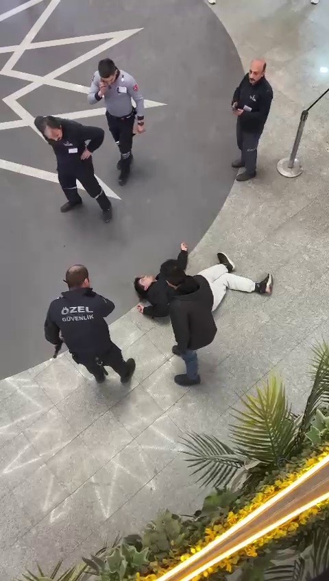 Erzurum’da Serra City AVM’nin üst katından zemine düşen genç yaralandı