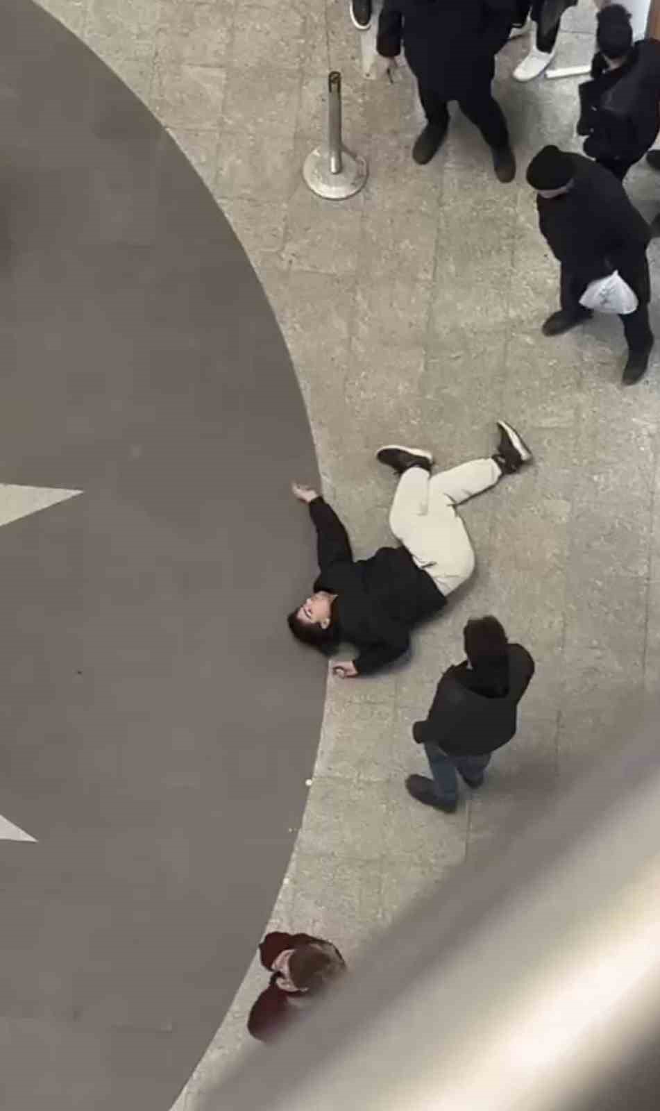 Erzurum&rsquo;da Serra City AVM&rsquo;nin &uuml;st katından zemine d&uuml;şen gen&ccedil; yaralandı
