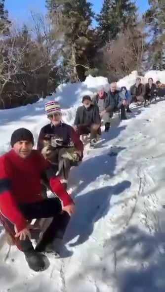 Bu köyde 7’den 70’e herkes kızak yarışı yapıyor
