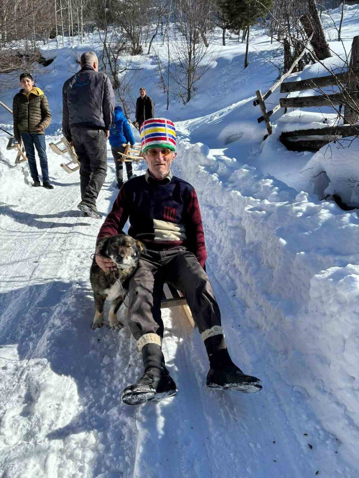 Bu k&ouml;yde 7&rsquo;den 70&rsquo;e herkes kızak yarışı yapıyor
