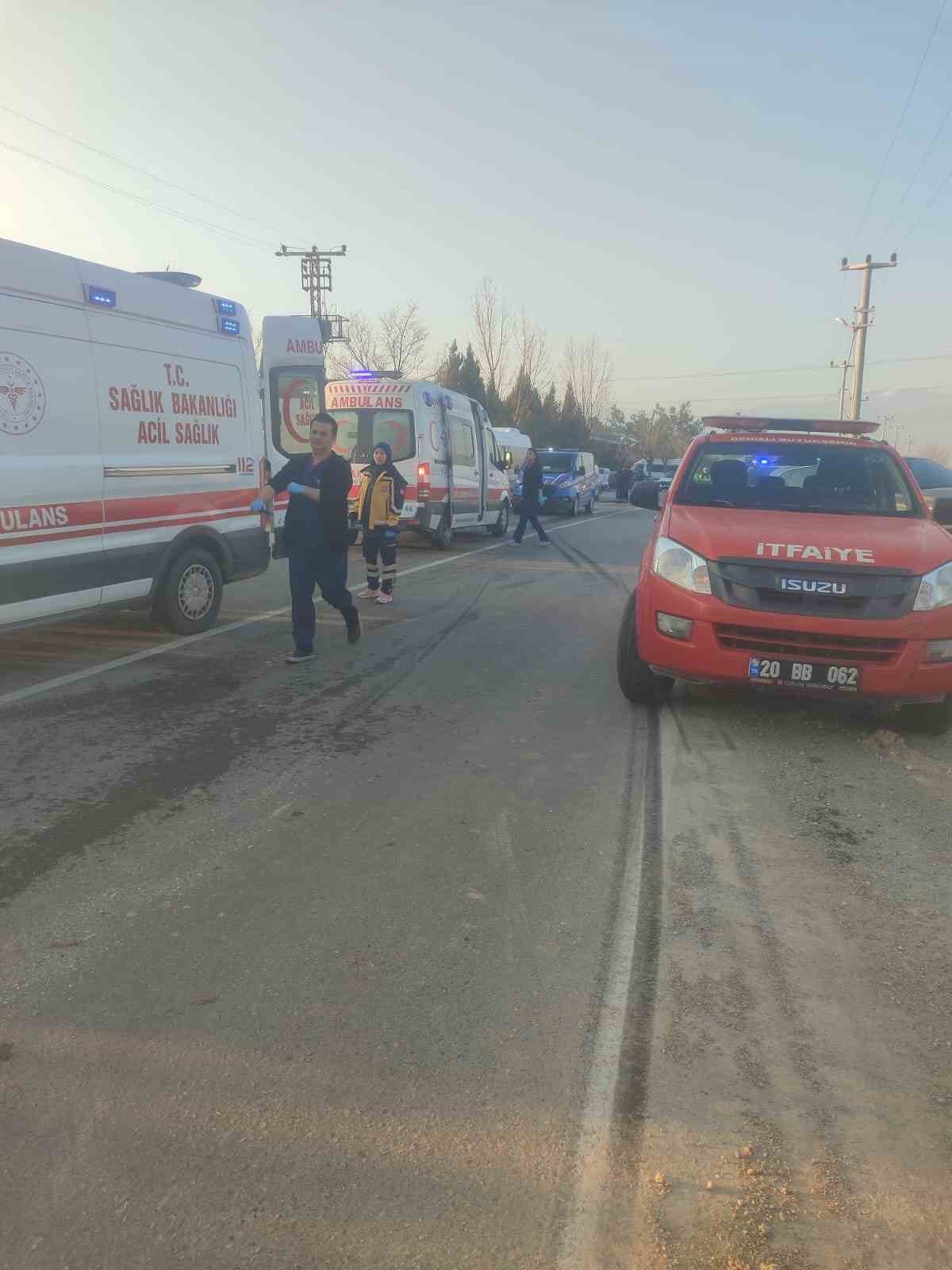 Denizli&rsquo;de iş&ccedil;i servisi devrildi: 4 &ouml;l&uuml;, 19 yaralı
