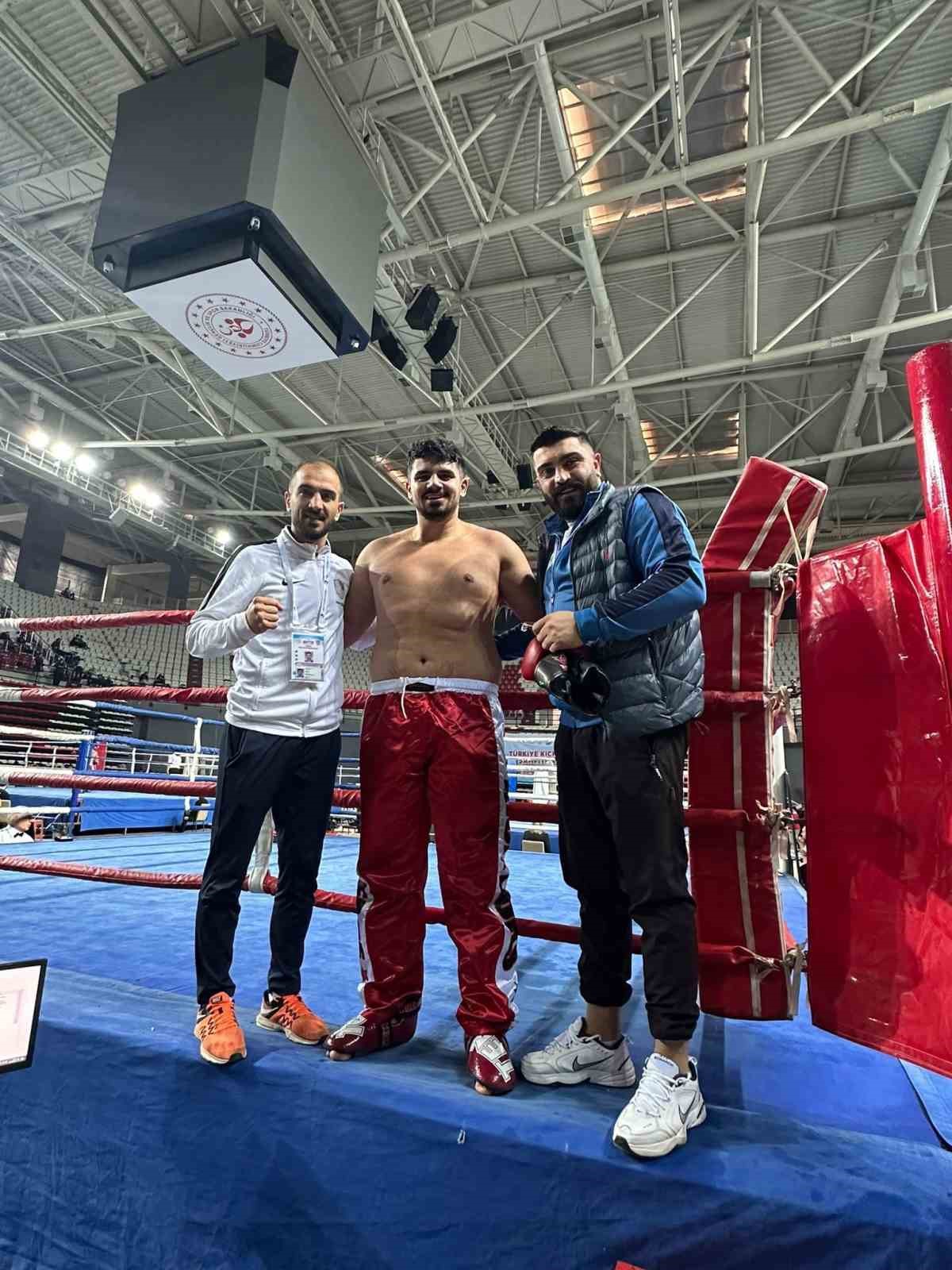 Dadaş kick boks&ccedil;ular madalyaları topladı
