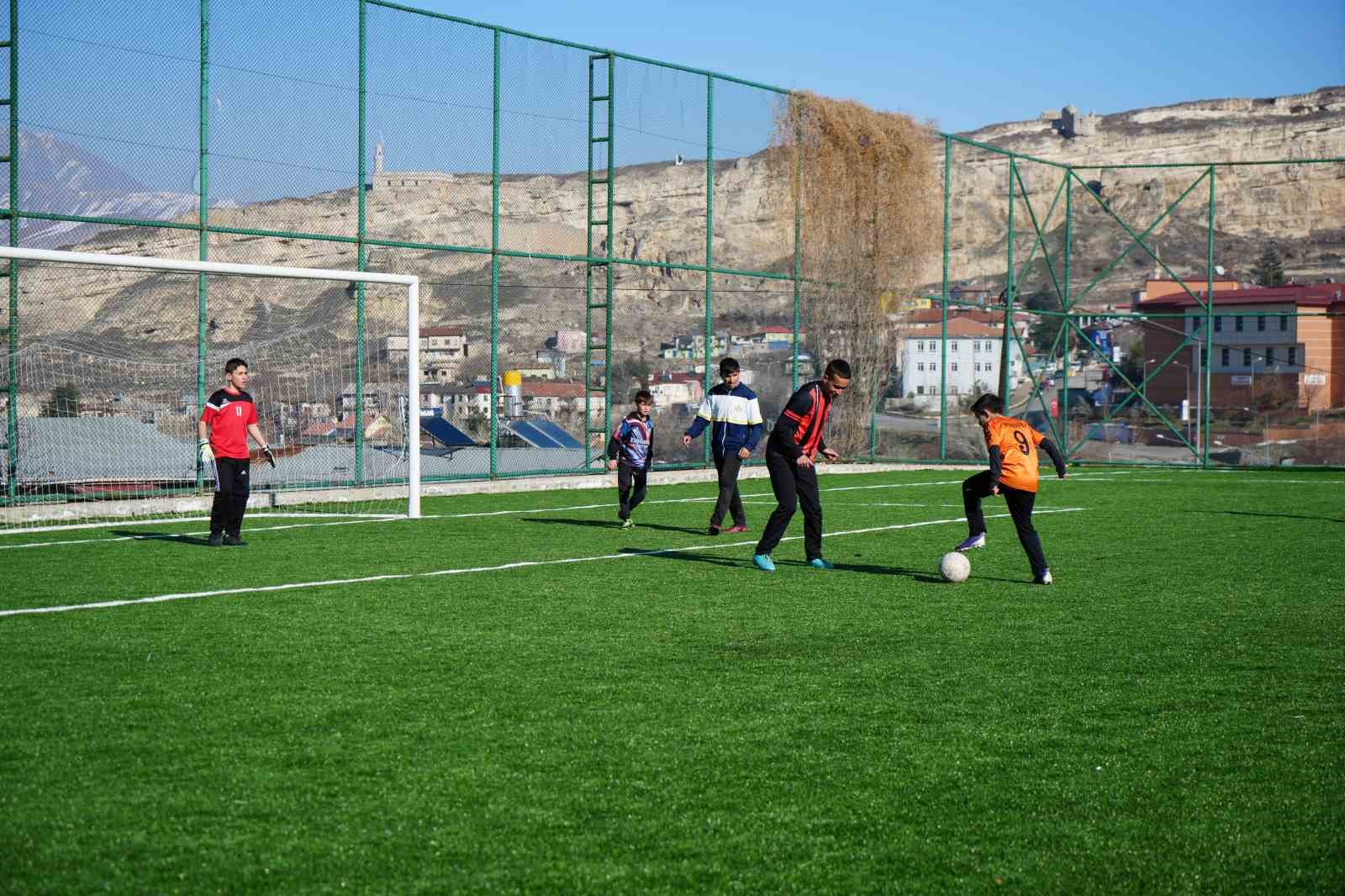 &Ccedil;ocukların futbol aşkı Valiyi arattı
