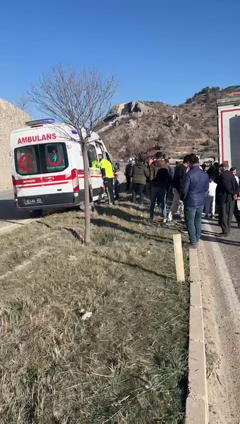 Direksiyonu kilitlenen tır yolu kapattı
