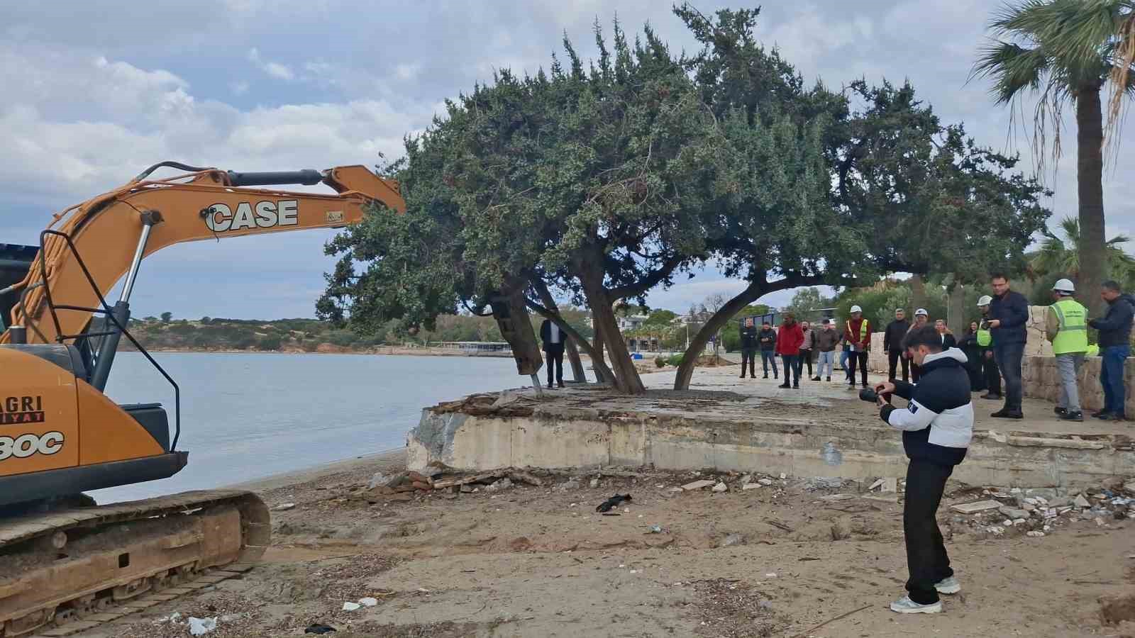 Didim’de kaçak yapıların yıkımına başlandı
