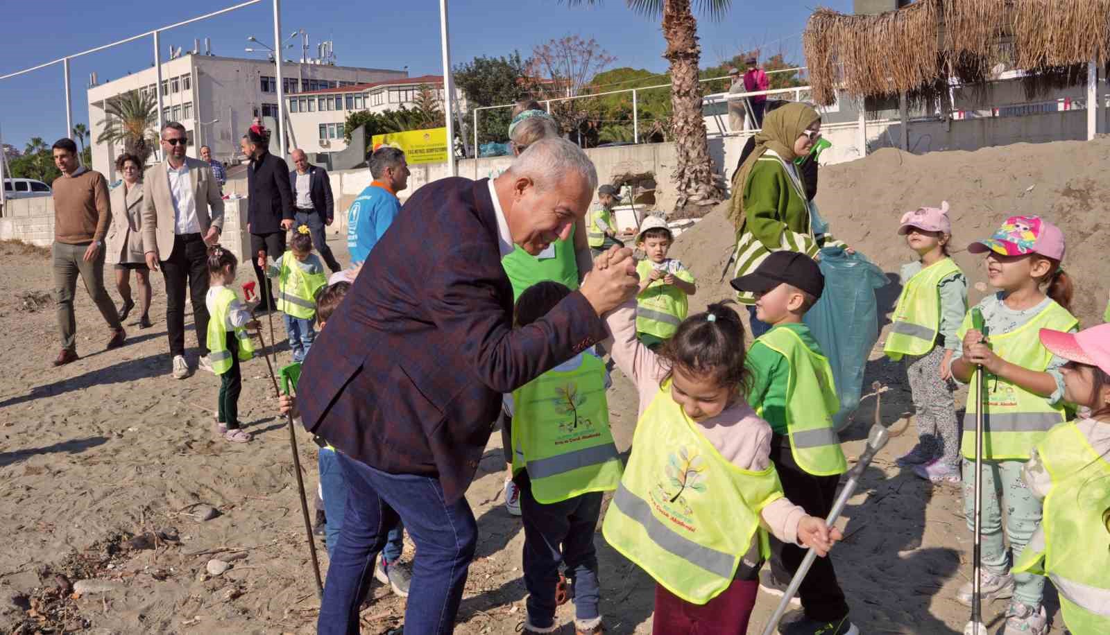 Alanya Belediye Başkanı Özçelik, çocuklar ile sahili temizledi
