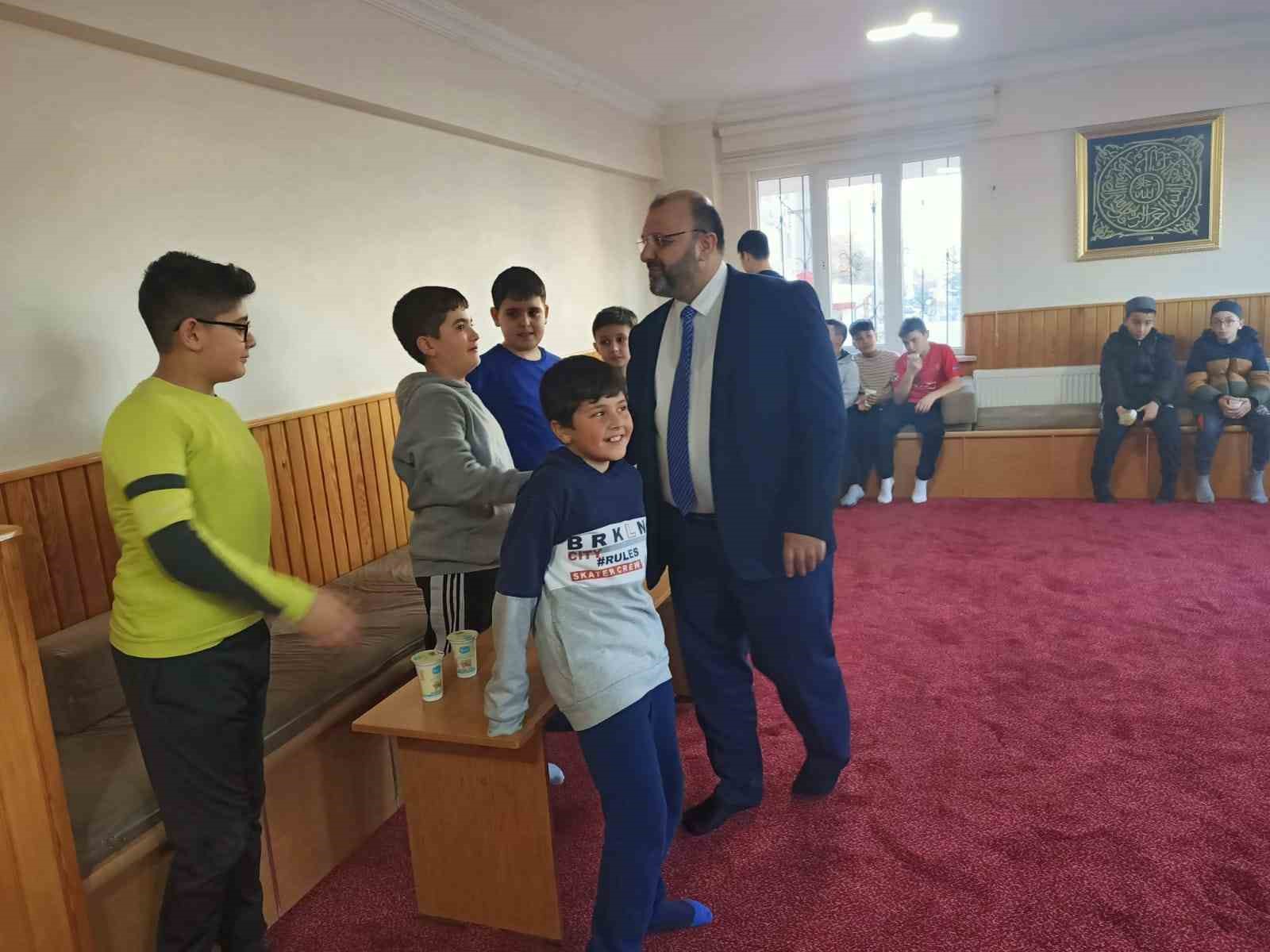 M&uuml;ft&uuml; İrfan A&ccedil;ık &ldquo;Gen&ccedil;liğe Değer Ara D&ouml;nem Kampı&rdquo;nı ziyaret etti
