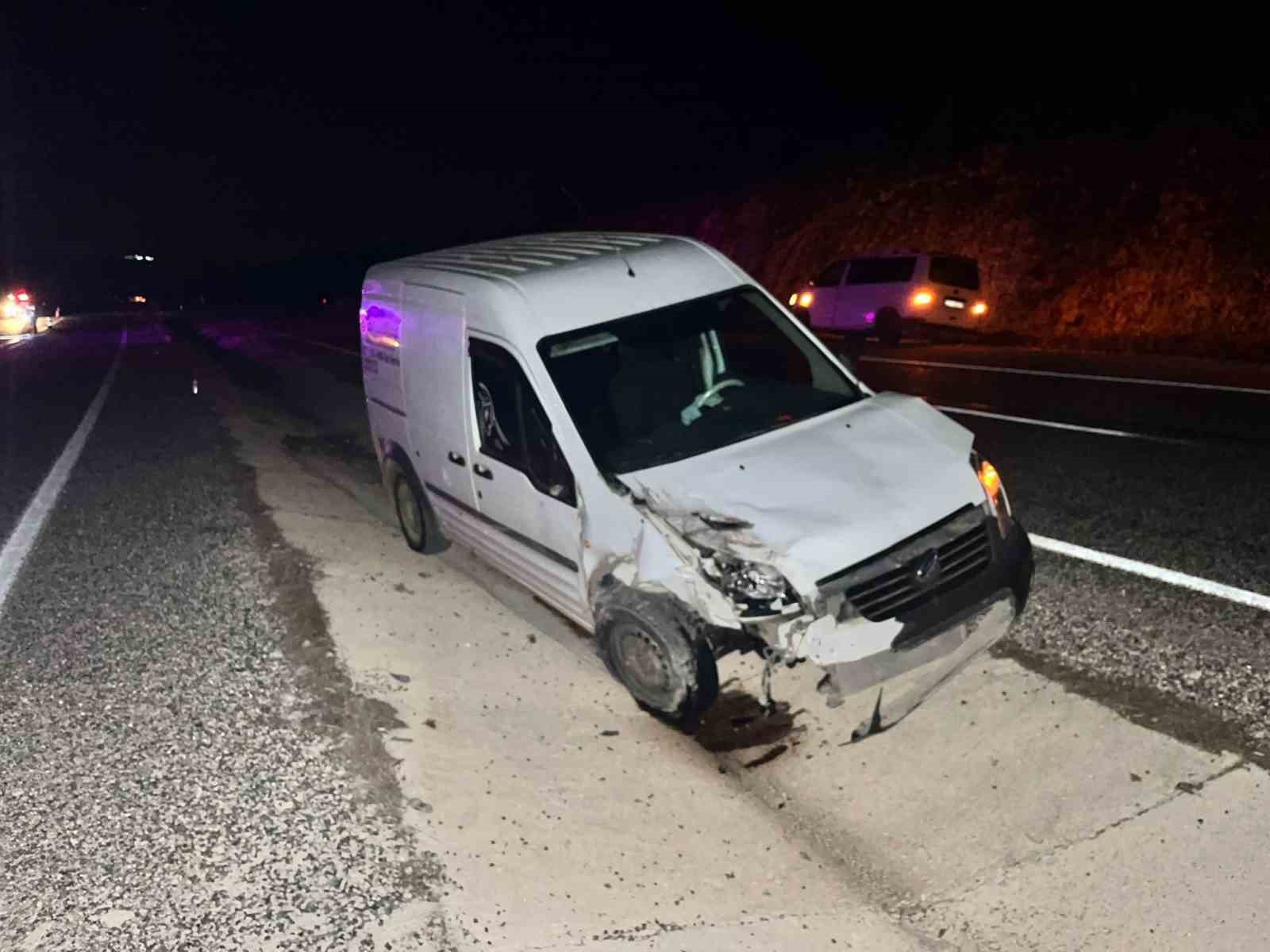 Hafif ticari ara&ccedil; ile otomobil &ccedil;arpıştı: 2 yaralı
